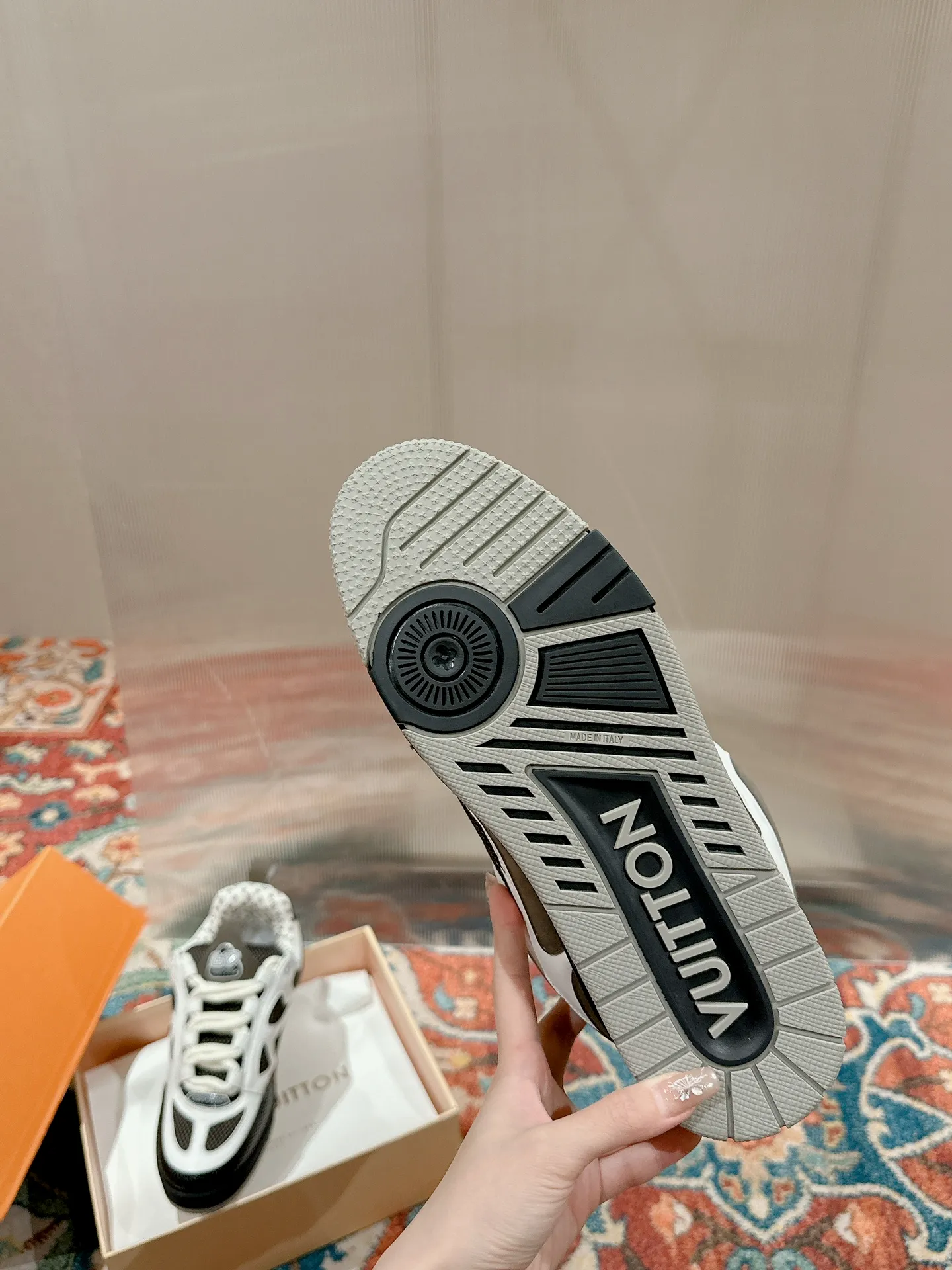 👟👟Ex-factory price 800👟👟 Louis Vuiton·Louis Vuitton🍀 🍀 LV Skate series bread shoes-skateboard shoes-basketball shoes-casual sports shoes top version🔝original purchase, development and production👍🏻[Fireworks] LV Skate has continued The View professional skateboard shoes since 2020. This style continues the fat version of the 90s. Designers added playful touches such as an open mesh tongue and exaggerated laces that pay homage to Axion, es and DC. Unlike your typical skate shoe, this LVSK8 sneaker is made from nubuck leather with TPU trim and Monogram texture. Finally, there are the logos on the heel and tongue as well as the floral pattern on the side. ☑️ Fabric: Original customized first-layer cowhide + breathable mesh ☑️ Lining: Original imported breathable mesh ☑️ Size: Female 35-40 Male 39-44 (Female 40, Male 45.46 customized, non-refundable)
